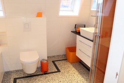 Terrazo-vloer-met-zwarte-rand-in-badkamer-min.jpg