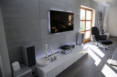 beton-architektoniczny- na ścianie - w salonie - Luxum - 120x60.jpg