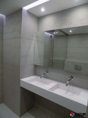 beton architektoniczny-umywalka podwójna-Luxum-nowoczesne łazienki-płyty betonowe w łazience-aranżacje.JPG