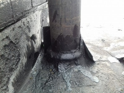 Istniejące opierzenie rury papą.jpg