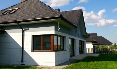 Płyty betonowe bez sztucznych włókien. Na zdjęciu elewacja wentylowana, płyty w klasie premium. Kolor &quot;siwa biel&quot; .