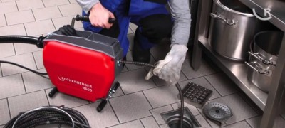 Udrażnianie zlewu sprężyną elektryczną.