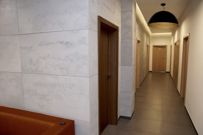 Beton architektoniczny w korytarzu