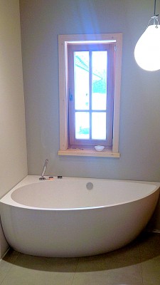 Wanna wolnostojąca, owalna, przyścienna.<br />Na zamówienie od Luxum.