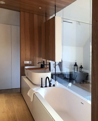 Wanna w zestawie z umywalką. Produkcja Luxum