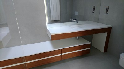 Umywalka z Corianu z szufladą i okładziną z naturalnego drewna z wykończeniem wodoodpornym.<br />Producent: LUXUM