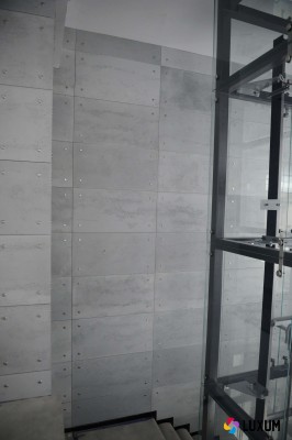 Beton architektoniczny montowany na śruby z nakładkami ozdobnymi na łeb śruby. Luxum.pl