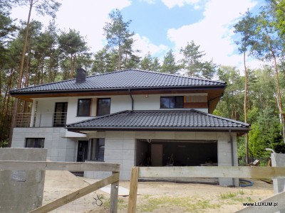 Płyty betonowe Luxum na elewacji kotwionej, wentylowanej.