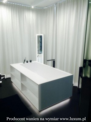 Wanna na wymiar z półkami. Produkt made in Poland