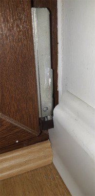 Próbowałem regulować docisk torxem na dole, ale nie przynosi to żadnego skutku (przy zawiasach docisk jest ok, okno nie jest wysatczająco dociśnięte na długości pomiędzy dolnym i górnym zawiasem