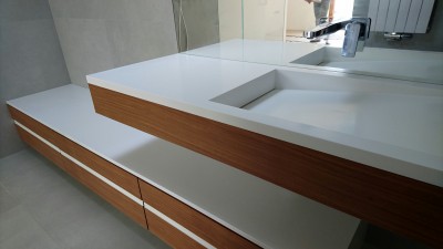 Umywalki z blatem Luxum.<br />Charakterystyczny odpływ liniowy