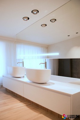 Meble w zabudowie z umywalkami i wanną od Luxum.