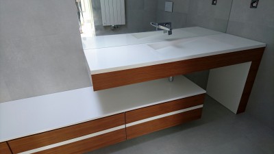 Umywalka z blatem i szafką z Corianu. Idealnie higieniczna powierzchnia bez łączeń.<br />Produkt firmy Luxum.