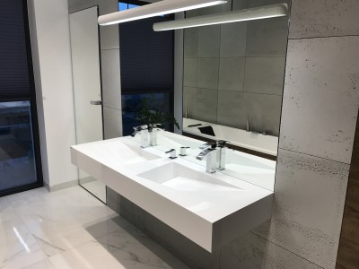 Łazienka wyposażona w produkty Luxum. Wyposażenie łazienek i wnętrz robione na zamówienie.