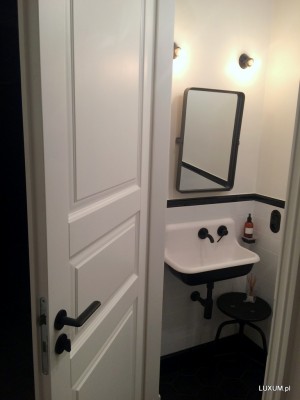 Łazienka Luxum, z umywalką retro.