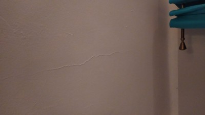 Pęknięcia w okolicy narożników