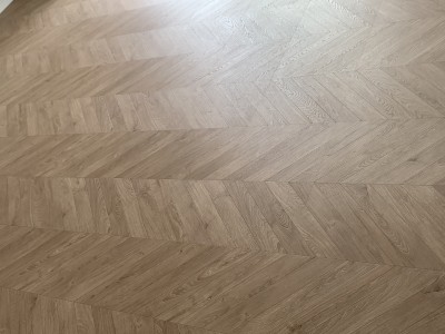 widoczne linie przecinające jodełkę