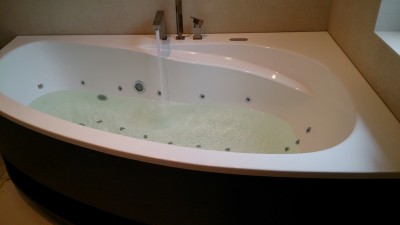 Wanna z hydromasażem w zabudowie z dębu polskiego. Producent - Luxum