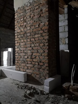 komin wentylacyjny, drzwi miałyby być po prawej wąskiej części komina jak bloczek