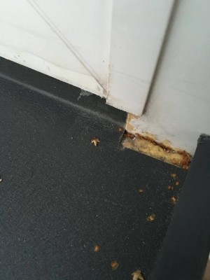 szpara przy parapecie