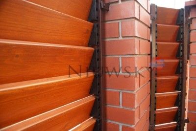 Mocowania do desek ogrodzeniowych pod kątem 22 stopni - przęsło w układzie żaluzji