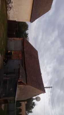 zburzyć ten budynek oraz wybudować nowy dom dwupiętrowy oraz przejście górą prostokątną płytą idącą w stronę żółtego domu