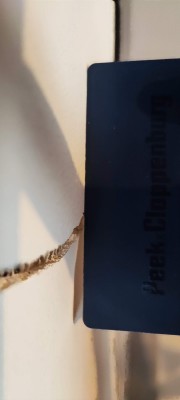 Uskok pęknięcia wewnątrz pokoju.