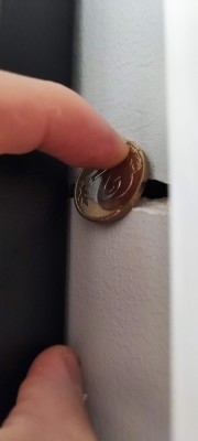 Uskok pęknięcia na zewnątrz pokoju.