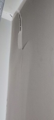 Pęknięcie na ścianie nośnej