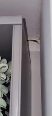 Pęknięcie na ścianie pokój/kuchnia obok komina